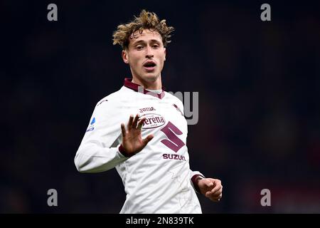 Milano, Italia. 10 febbraio 2023. Mergim Vojvoda del Torino FC gesta durante la Serie Una partita di calcio tra AC Milan e TorinoFC. Credit: Nicolò campo/Alamy Live News Foto Stock