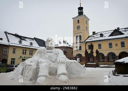 Jilemnice, Repubblica Ceca. 11th Feb, 2023. Nella città di Jilemnice vanta la scultura di neve del gigante JAN NEPOMUK FRANTISEK HARRACH. La scultura fu creata dall'artista Josef Dufek nella piazza principale di Jilemnice (125 chilometri a nord di Praga) nella Repubblica Ceca.Jan Nepomuk Frantisek Conte di Harrach era un nobile ceco della famiglia Harrach, politico, patrono e uomo d'affari. È stato sostenitore del programma costituzionale ceco, è stato attivamente coinvolto nello sviluppo della vita culturale e politica ceca, anche durante la costruzione del National Foto Stock