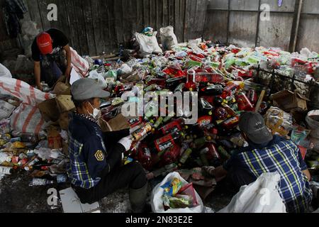 10 febbraio 2023, Bantul, Regione Speciale di Yogyakarta, Indonesia: I lavoratori ordinano i rifiuti in un sito di gestione dei rifiuti a Bantul, Regione Speciale di Yogyakarta. Il sito di gestione dei rifiuti gestisce in modo indipendente i rifiuti organici in compost e i rifiuti inorganici in mattoni di plastica. (Credit Image: © Angga Budhiyanto/ZUMA Press Wire) SOLO PER USO EDITORIALE! Non per USO commerciale! Foto Stock