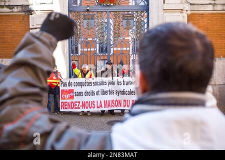 Montauban, Francia. 11th Feb, 2023. Manifestanti con pugno sollevato, di fronte alle porte chiuse del Municipio di Montauban. Quarto giorno di sciopero e di dimostrazione indetto dall'interUnione (CFDT, CGT, FO, CFE-CGC, CFTC, UNSA, Solidaires, FSU), per protestare contro il piano del governo di innalzare l'età pensionabile legale da 62 a 64 anni. Francia, Montauban, 11 febbraio 2023. Foto di Patricia Huchot-Boissier/ABACAPRESS.COM Credit: Abaca Press/Alamy Live News Foto Stock