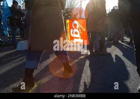 Montauban, Francia. 11th Feb, 2023. Quarto giorno di sciopero e di dimostrazione indetto dall'interUnione (CFDT, CGT, FO, CFE-CGC, CFTC, UNSA, Solidaires, FSU), per protestare contro il piano del governo di innalzare l'età pensionabile legale da 62 a 64 anni. Francia, Montauban, 11 febbraio 2023. Foto di Patricia Huchot-Boissier/ABACAPRESS.COM Credit: Abaca Press/Alamy Live News Foto Stock