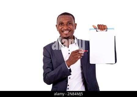 ritratto di un giovane uomo d'affari che punta la penna verso un documento sulla clipboard mentre sorride. Foto Stock