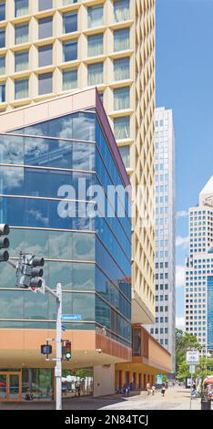 Wyndham Grand Pittsburgh Downtown, costruito nel 1959 come Hilton, ha una pelle di alluminio e vetro color oro ispirata a Corbusier, ampliata nel 2014. Foto Stock