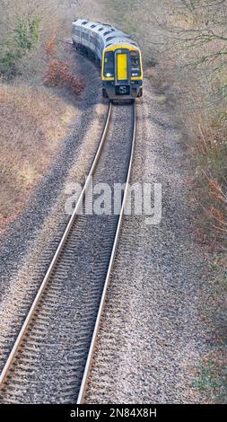 Devon, Inghilterra – 1 febbraio 2023: Un treno passeggeri della South Western Railway da Londra Waterloo che passa attraverso la campagna del Devon vicino a Exeter Foto Stock