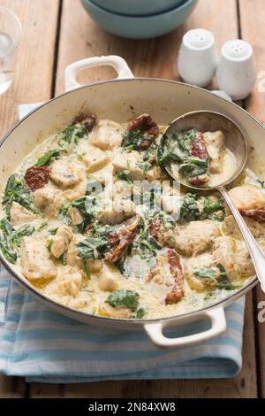 Pollo toscano cremoso con pomodori secchi e spinaci Foto Stock