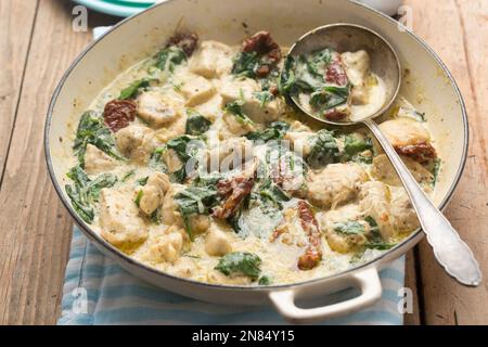 Pollo toscano cremoso con pomodori secchi e spinaci Foto Stock