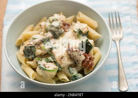 Pollo toscano cremoso con pomodori secchi e spinaci Foto Stock
