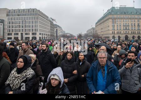 Berlino, Germania. 11th Feb, 2023. Numerose persone partecipano a un raduno per le vittime dei terremoti in Turchia e Siria in Piazza Parigi. Credit: Paul Zinken/dpa/Alamy Live News Foto Stock