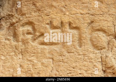 Iscrizione al di fuori dell'antica dimora Cave in Iraq El-Amir Giordania Foto Stock