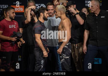 PERTH, AUSTRALIA - 11 FEBBRAIO: Zubaira Tukhugov ed Elves Brenner si affrontano all'UFC 284 in vista della loro lotta all'UFC 284: Makhachev v Volkanovski alla Rac Arena il 12th febbraio 2023 a Perth, Australia Occidentale. (Foto di Matt Davies/PxImages) Credit: PX Images/Alamy Live News Foto Stock