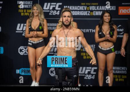 PERTH, AUSTRALIA - FEBBRAIO 11: Shannon Ross pesa a 125,5 lbs alla UFC 284 pesano in anticipo sulla sua lotta alla UFC 284: Makhachev v Volkanovski alla Rac Arena il 12th Febbraio 2023 a Perth, Australia Occidentale, Australia. (Foto di Matt Davies/PxImages) Credit: PX Images/Alamy Live News Foto Stock