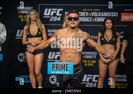 PERTH, AUSTRALIA - FEBBRAIO 11: Francisco Prado pesa a 154,5 lbs alla UFC 284 pesano in anticipo sulla sua lotta alla UFC 284: Makhachev v Volkanovski alla Rac Arena il 12th Febbraio 2023 a Perth, Australia Occidentale, Australia. (Foto di Matt Davies/PxImages) Credit: PX Images/Alamy Live News Foto Stock