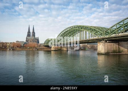Skyline di Colonia con Cattedrale e Ponte Hohenzollern - Colonia, Germania Foto Stock