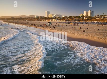 Pacific Beach visto dal molo di Santa Monica, al tramonto, Santa Monica, California, Stati Uniti Foto Stock