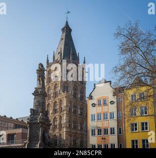 Torre del Municipio di Colonia e monumento a Johann von Werth (Jan von Werth) - Colonia, Germania Foto Stock