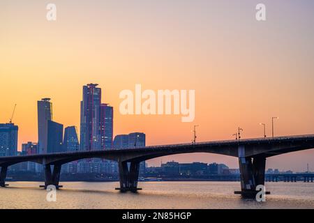 Vista notturna di Yeouido, Seoul al tramonto Foto Stock