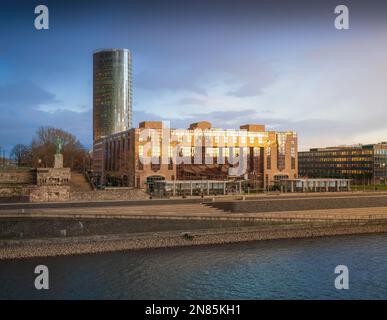 Skyline del Reno al tramonto con il KolnTriangle Building - Colonia, Germania Foto Stock