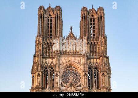 La facciata ovest di Notre-Dame de Reoms (nostra Signora di Reims) con le due torri, Francia Foto Stock