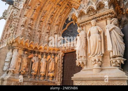 Dettaglio del portale della cattedrale di Reims, Francia Foto Stock