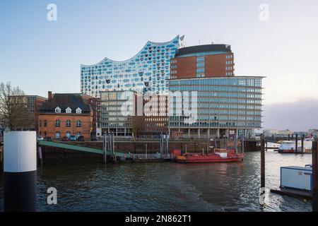 Passeggiata sul fiume Elba e skyline di HafenCity - Amburgo, Germania Foto Stock