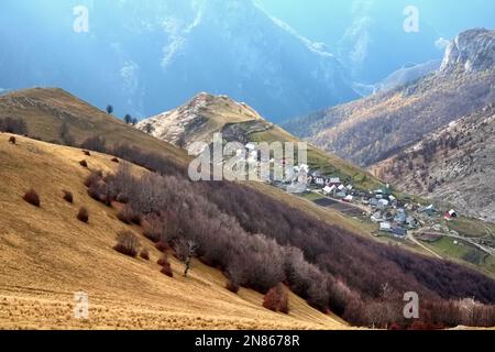 Un'immagine panoramica delle case sulle pendici di una montagna in un parco naturale in una giornata autunnale Foto Stock