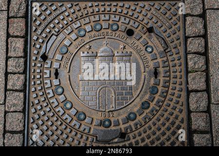 Copertura del pozzetto d'ispezione con stemma di Amburgo - Amburgo, Germania Foto Stock