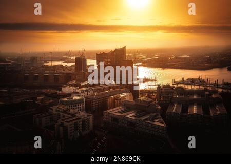 Vista aerea di Amburgo al tramonto con HafenCity e Elbphilharmonie - Amburgo, Germania Foto Stock