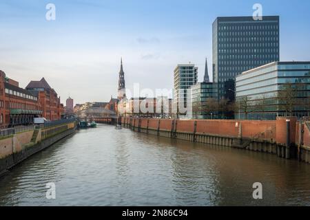 Canale Zollkanal a Speicherstadt e skyline di Amburgo con St Chiesa di Caterina - Amburgo, Germania Foto Stock