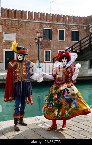 Venezia, Italia. 11th febbraio 2023. I turisti che indossano costumi e maschere di carnevale tradizionali, insieme ai turisti, si riversano a Venezia per il Carnevale di Venezia. Credit: Carolyn Jenkins/Alamy Live News Foto Stock