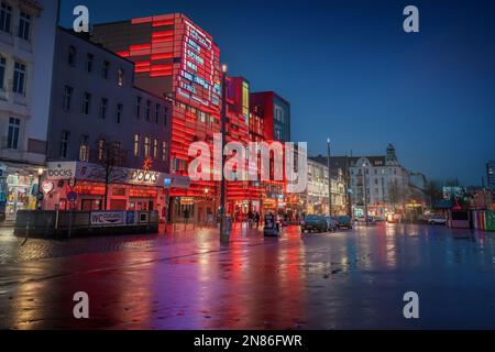 Locali notturni illuminati in Piazza Spielbukenplatz a Reeperbahn di notte - St Distretto di Pauli - Amburgo, Germania Foto Stock