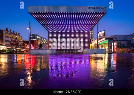 Palcoscenico all'aperto in Piazza Spielbudenplatz a Reeperbahn di notte - St Distretto di Pauli - Amburgo, Germania Foto Stock