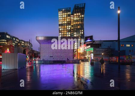 Piazza Spielbudenplatz a Reeperbahn di notte - St. Distretto di Pauli - Amburgo, Germania Foto Stock