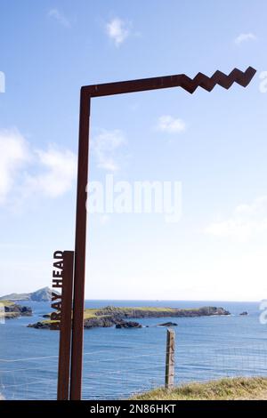 Bray Head Wave logo metallo segno per Wild atlantic Way punti di scoperta nel sud Irlanda EIRE Foto Stock