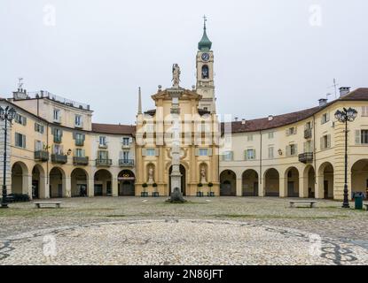 Piazza Annunziata con la chiesa della Santissima Annunziata a Torino è il cuore storico di Venaria reale - Torino, Piemonte, Italia Foto Stock