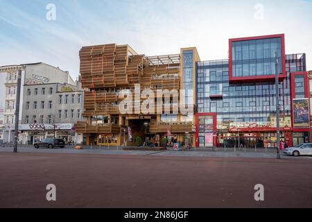 Locali notturni in Piazza Spielbubenplatz a Reeperbahn - St. Distretto di Pauli - Amburgo, Germania Foto Stock