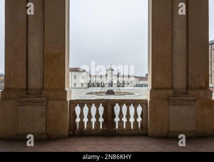 Il Palazzo di Venaria (in italiano Reggia di Venaria reale) è un'antica residenza reale e giardini situati a Venaria reale, nei pressi di Torino Foto Stock