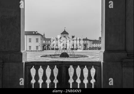 Il Palazzo di Venaria (in italiano Reggia di Venaria reale) è un'antica residenza reale e giardini situati a Venaria reale, vicino Torino Foto Stock