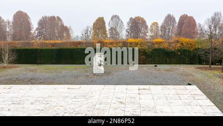 Il giardino di scultura fluida di Giuseppe Penone artista ai giardini di Venaria reale, Torino, Piemonte nel nord Italia - Europa Foto Stock