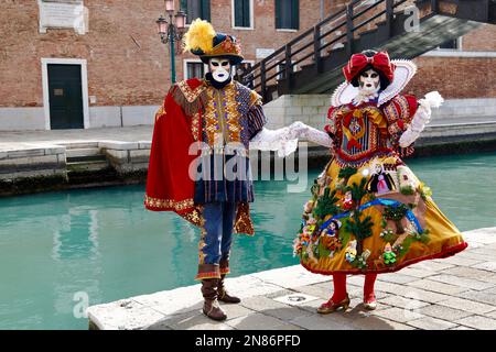 Venezia, Italia. 11th febbraio 2023. I turisti che indossano costumi e maschere di carnevale tradizionali, insieme ai turisti, si riversano a Venezia per il Carnevale di Venezia. Credit: Carolyn Jenkins/Alamy Live News Foto Stock