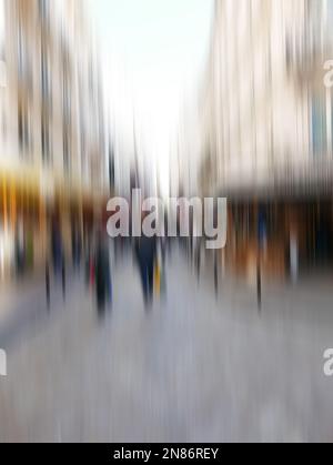 Immagine di persone che camminano su uno stretto a Vienna Foto Stock