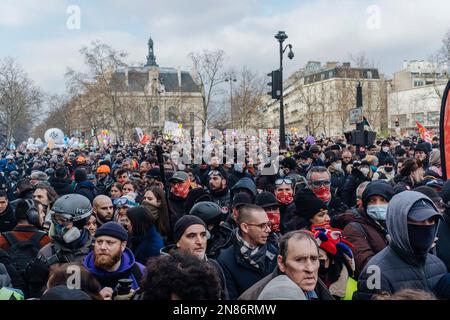 Parigi, Francia. 11th Feb, 2023. Jan Schmidt-Whitley/le Pictorium - dimostrazione contro la riforma delle pensioni a Parigi - 11/2/2023 - Francia / Parigi / Parigi - decine di migliaia di persone si sono riunite a Parigi per manifestare contro il progetto di riforma delle pensioni avviato dal governo borne. Credit: LE PICTORIUM/Alamy Live News Foto Stock