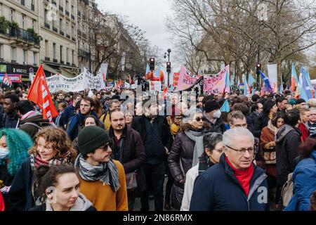 Parigi, Francia. 11th Feb, 2023. Jan Schmidt-Whitley/le Pictorium - dimostrazione contro la riforma delle pensioni a Parigi - 11/2/2023 - Francia / Parigi / Parigi - decine di migliaia di persone si sono riunite a Parigi per manifestare contro il progetto di riforma delle pensioni avviato dal governo borne. Credit: LE PICTORIUM/Alamy Live News Foto Stock