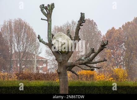 Il giardino della scultura fluida dell'artista Giuseppe Penone ai giardini di Venaria reale, Torino, Piemonte nel nord Italia - Europa, Reggia di Venaria Foto Stock