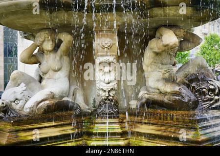 Particolare della fontana neo-barocca Cornelius a Corneliusplatz, a Düsseldorf/Germania, eretta nel 1882 dallo scultore Leo Müsch. Foto Stock