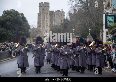 Windsor, Berkshire, Regno Unito. 11th febbraio, 2023. Il cambio della guardia a Windsor oggi. Nonostante il libro critico Spare circa il principe Harry e la sua vita come un reale, è stato ampiamente riferito oggi sulla stampa che Meghan ed Harry devono essere invitati all'incoronazione del re Carlo III che si svolge questo maggio. Credit: Maureen McLean/Alamy Live News Foto Stock