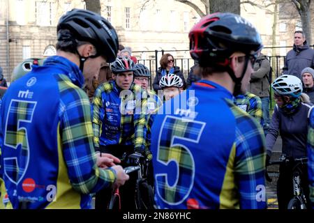 Edimburgo, Scozia, Regno Unito. 11th febbraio 2023. Doddie Weir Aid Foundation raccogliere fondi per la ricerca MND. I ciclisti si fermano a Charlotte Square pedalando lungo un percorso di 555 km in 3 giorni, partendo dal Principato Stadium Cardiff il giovedì mattina e terminando allo stadio Murrayfield Edinburgh oggi, consegnando la palla per l'attuale sei Nazioni tra Scozia e Galles. Credit: Craig Brown/Alamy Live News Foto Stock