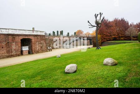 Il giardino della scultura fluida dell'artista Giuseppe Penone ai giardini di Venaria reale, Torino, Piemonte nel nord Italia - Europa - Foto Stock
