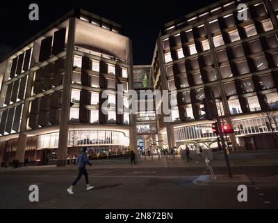 L'architettura esterna del quartier generale europeo di Bloomberg illuminata di notte, si trova in Queen Victoria Street nella City di Londra. Foto Stock