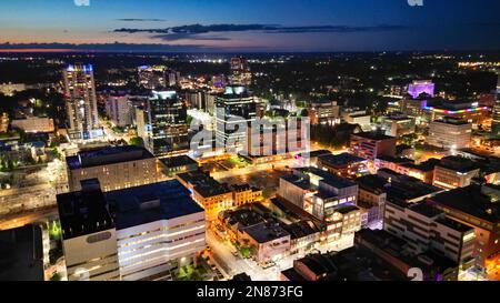 Giugno 9 2022 Londra Ontario Canada. Città di Londra, Ontario, illuminata in aereo di notte. Luke Durda/Alamy Foto Stock