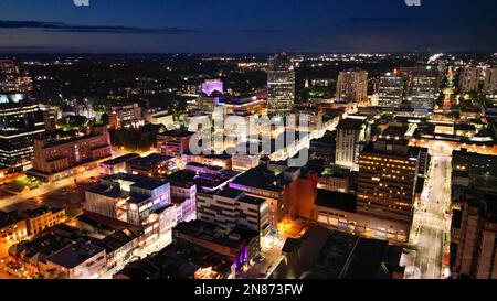 Giugno 9 2022 Londra Ontario Canada. Città di Londra, Ontario, illuminata in aereo di notte. Luke Durda/Alamy Foto Stock